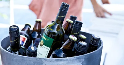Nie wieder lauwarmes Bier! So werden Getränke in 5 Minuten eiskalt!