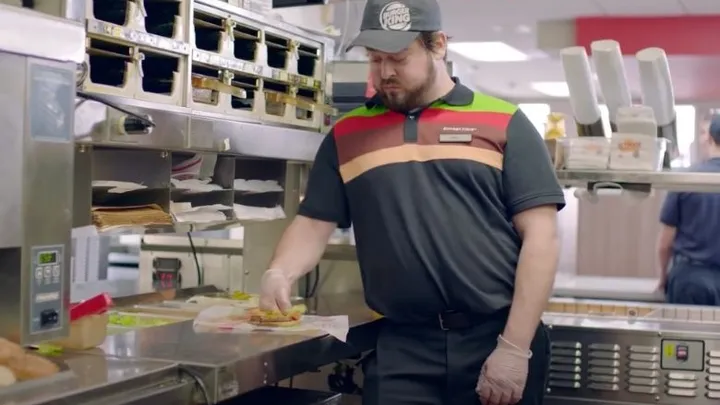 Jugendliche schikanieren Jungen bei Burger King und bemerken den Mann auf der Bank nicht