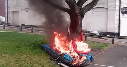 Schandalig! Tent van dakloze man in de fik gestoken terwijl hij hierin sliep
