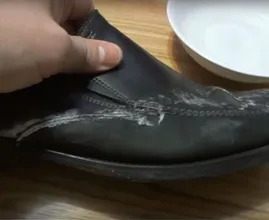 This is how you remove snow and salt stains from your shoes