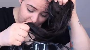 Dit is waarom jij je haar met cola moet wassen