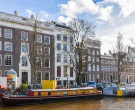 Dieses riesige Penthouse steht in Amsterdam zum Verkauf, aber es hat eine sehr spezielle Innenausstattung…