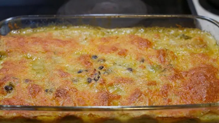 Dieser cremige Lauch-Kartoffelauflauf ist köstlich und noch dazu einfach! Was will man mehr?