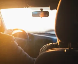 Veilig autorijden als de zon op z'n laagst staat: zo doe je dat