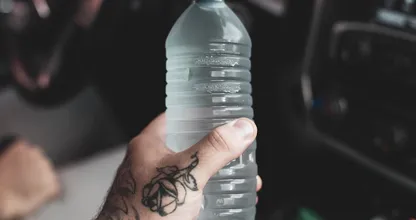 Wie du deinen Wasserverbrauch mit einer Plastikflasche deutlich reduzieren kannst