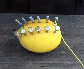 ¡Clava unos clavos en un limón y ve qué pasa después!