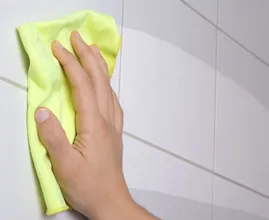 Así es como las baldosas y las juntas en el baño se limpian más rápido