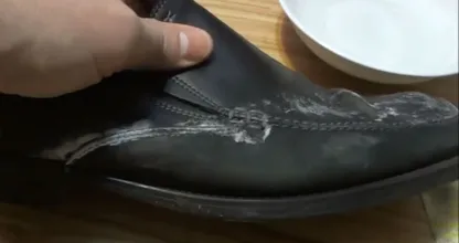 So wirst du die weißen Streusalz Flecken auf deinen Schuhen schneller los.