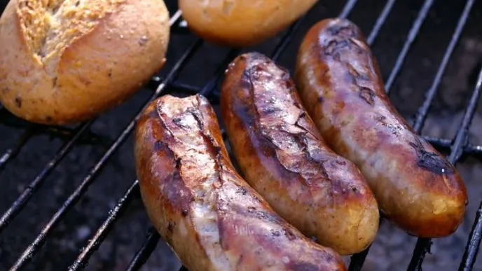 So grillst du eine würzige und saftige Bratwurst! Heiße Tipps vom Profi!