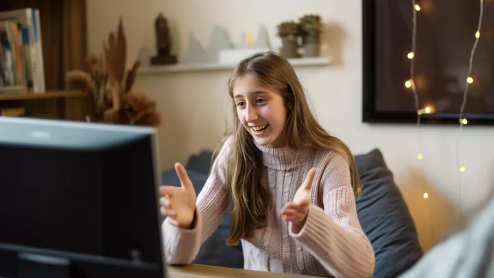 Eine Familie adoptiert ein fünfjähriges Mädchen, aber als sie lernt, Englisch zu sprechen, entdecken sie eine erschreckende Wahrheit!