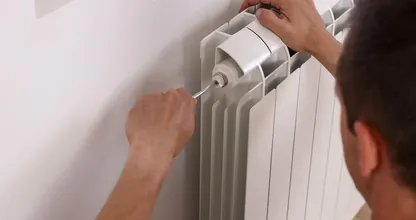Wordt je radiator maar half warm? Dit kan er aan de hand zijn