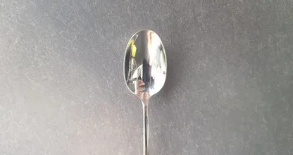 Interessant: Wieso dein Spiegelbild in einem Löffel kopfüber steht!