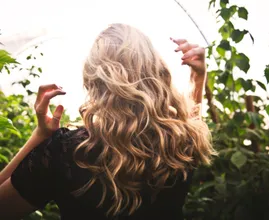 ¿Por qué tu cabello se vuelve más oscuro cuando envejeces?