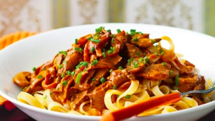 Kein Wunder warum dieses Rezept im Internet umher geht; das wohl leckerste Bœuf Stroganoff der Welt.
