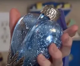 Madre cade in ginocchio sotto shock dopo aver comprato questa decorazione in un negozio dell'usato