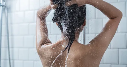 Om deze redenen moet je dus juist wél plassen onder de douche