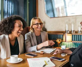 Met deze tips wordt het makkelijker om socialer te zijn tijdens gesprekken