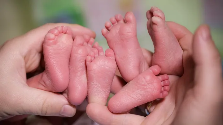 Une femme pense avoir des calculs rénaux, mais il s'avère qu'elle est enceinte de triples