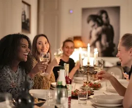 Aha: uit eten met collega’s leidt tot betere werkprestaties