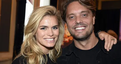 Bas Smit verrast zijn grote liefde Nicolette van Dam op hilarische wijze
