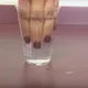 Aus diesem raffinierten Grund steckt sie zuerst ihren Finger in das Glas, das ihr jemand in der Disko anbietet!