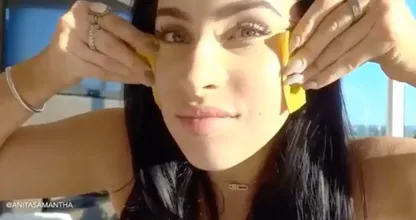 Esta mulher esfrega uma casca de banana em seu cabelo e rosto todos os dias e este é o motivo surpreendente!