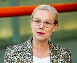 Sigrid Kaag onwel geworden en naar het ziekenhuis gebracht – mist debat