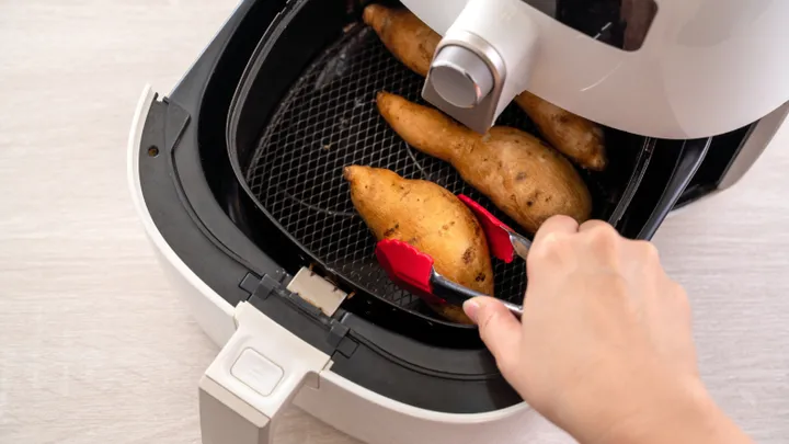 Mit diesen Tipps ist das Reinigen der Heißluftfritteuse ein Kinderspiel