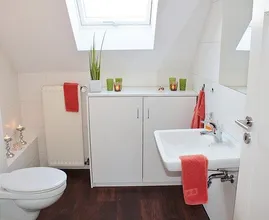 Verstopfte Toiletten und knarrende Türen sind nur zwei dieser 6 Probleme, die du mit Spüli löst.