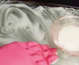This is how you clean a greasy oven door
