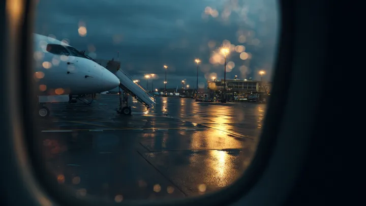 Flugbegleiter flüsterte: "Sie müssen das Flugzeug sofort verlassen" - Passagier ist erkältet, um die Wahrheit zu erfahren..