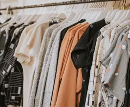 Onverkochte kleding door de coronacrisis: dit gebeurt ermee