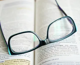 Leesbrillen uit de winkel: zijn ze echt slecht voor je ogen?