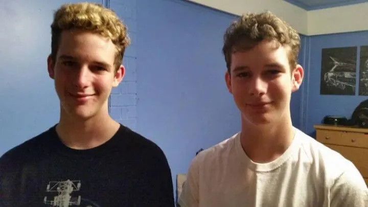 Tweelingbroers (18) kregen dezelfde leveraandoening en maar eentje kreeg een donorlever...
