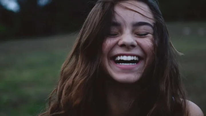 Aqui está como evitar que seus dentes fiquem descoloridos