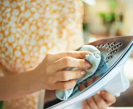 5x tips om je strijkijzer makkelijk schoon te maken