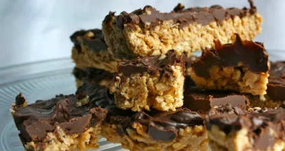 Diese selbstgemachten Müsliriegel mit Schokolade sind günstig und einfach herzustellen!