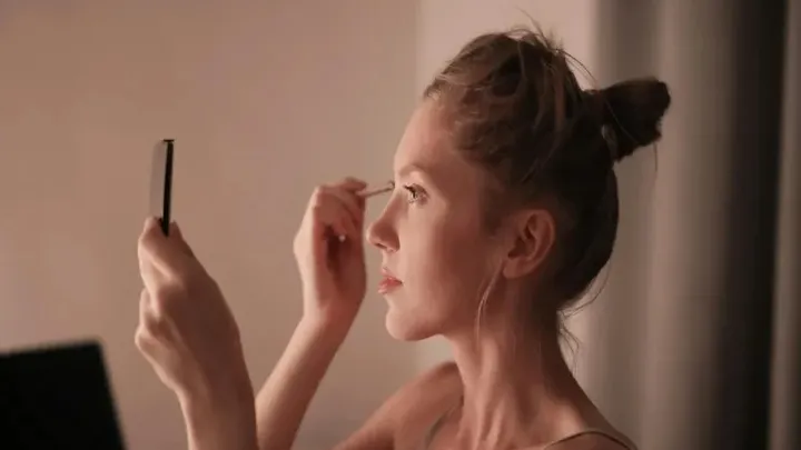 Pourquoi vous ne devriez jamais dormir avec du maquillage !