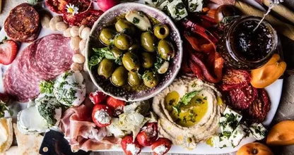 Die wirklich leckerste Antipasti mit würzigem Auberginen-Dip! Wer bekommt da keinen Appetit!