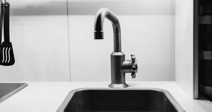 Comment déboucher un évier avec du liquide vaisselle et de l'eau chaude