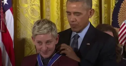 Obama reikt met tranen in zijn ogen de hoogste civiele onderscheiding uit; Ellen DeGeneres krijgt 'Presidential Medal of Freedom'