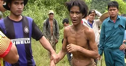 VIDEO: De echte Tarzan; deze man overleefde 40 jaar lang op de vlucht in de Vietnamese jungle!