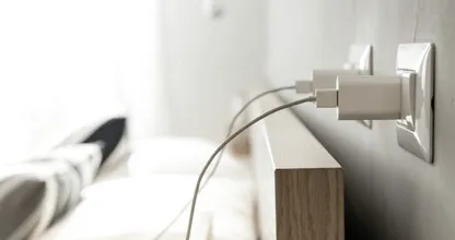 HIEROM moet je nóóit in slaap vallen met je smartphone in de oplader naast je... Levensgevaarlijk!