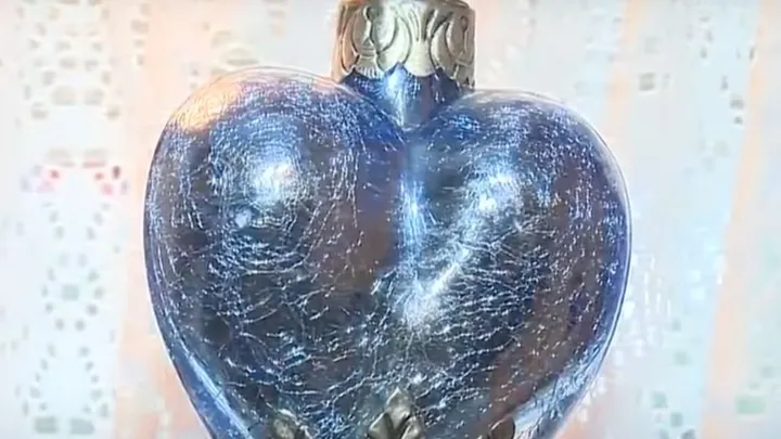 Madre cae de rodillas en estado de shock después de comprar esta decoración en una tienda de segunda mano