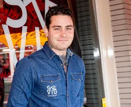 Douwe Bob grapt over zichzelf na babynieuws Nick Cannon
