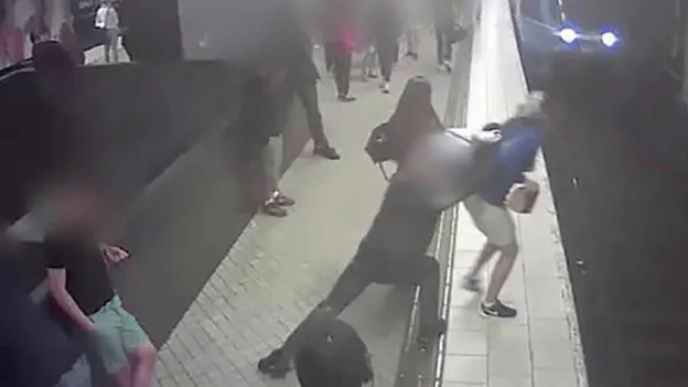 Onvoorstelbaar wat Lucas overkwam... Hij werd uit het niets door een vreemde voor de metro gegooid!