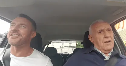 VIDEO: dit is echt hartverwarmend! Zoon zingt samen met zijn dementerende vader!