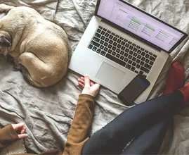 Werken in je pyjama vanuit huis? Deze (psychische) gevolgen kan het hebben