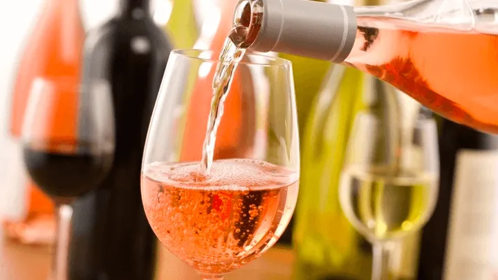 Bij déze Nederlandse supermarkt koop je spotgoedkoop een van de BESTE rosé’s van de wereld!