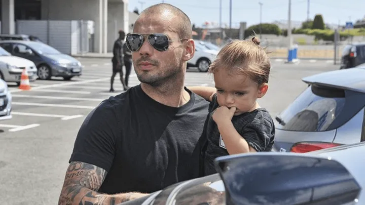 Té schattig: kleine Xess Xava steelt de show bij voetbalpresentatie Wesley Sneijder!